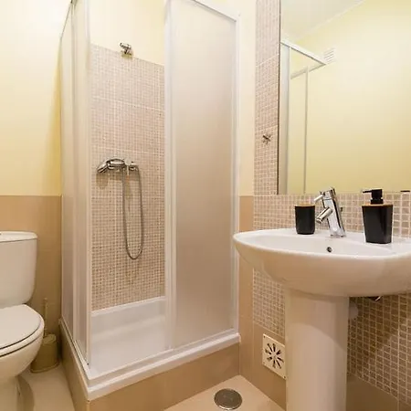 Ground Floor,pool, Air Conditioning, Terrace, Bbq,15min Walk From Cabanas Center Conceição