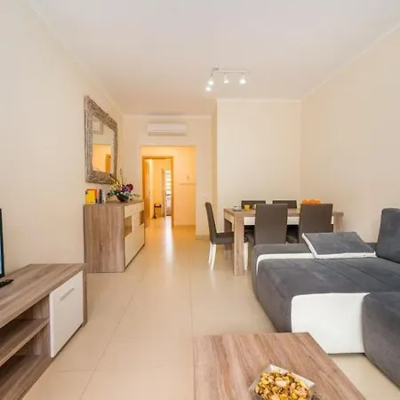 Ground Floor,pool, Air Conditioning, Terrace, Bbq,15min Walk From Cabanas Center Daire Conceição